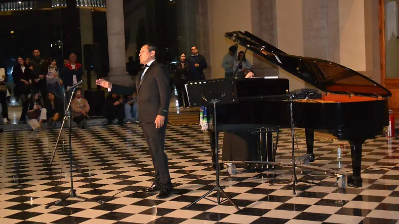 Por más de una hora el tenor interpretó conocidos temas.